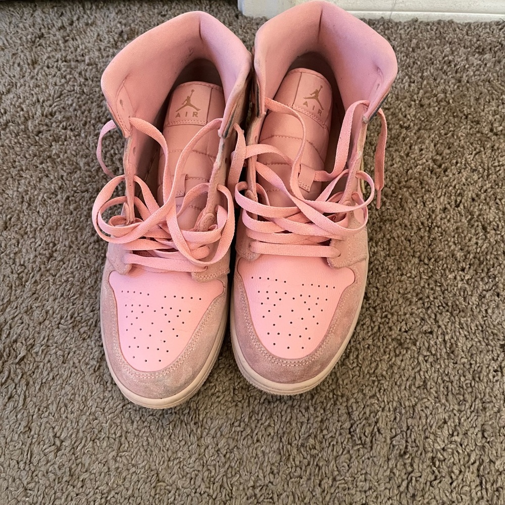 Jordan 1 mid Coral Gold